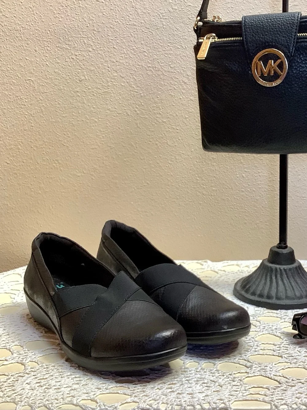 YUU BLACK SLIP ON COMFORT SHOES SIZE 9.5 M